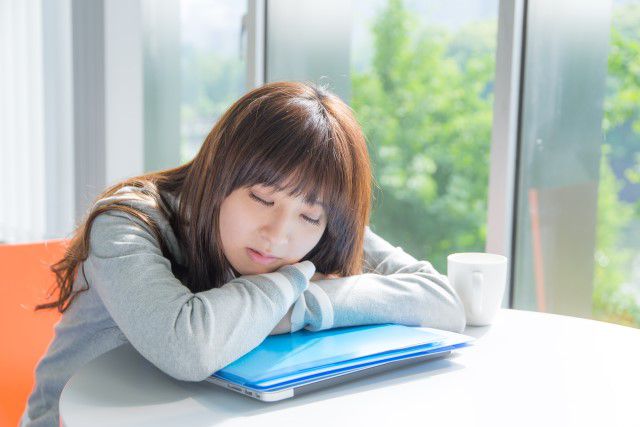 辛い眠気を解消したい！眠気を覚ますのに効果的な5つの方法 | くらしとアロマ｜アロミックスタイル